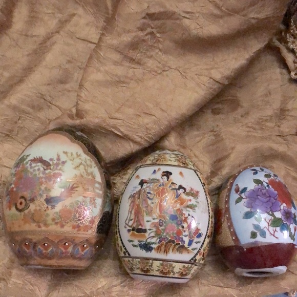🌻 3/$15 set of 3 Handpainted Porcelain Eggs - Picture 7 of 7